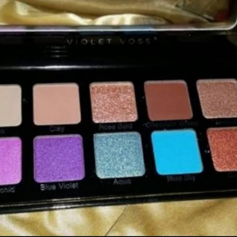 Violet Voss Essentials 2 Eyeshadow Palette - Picture 4 of 4